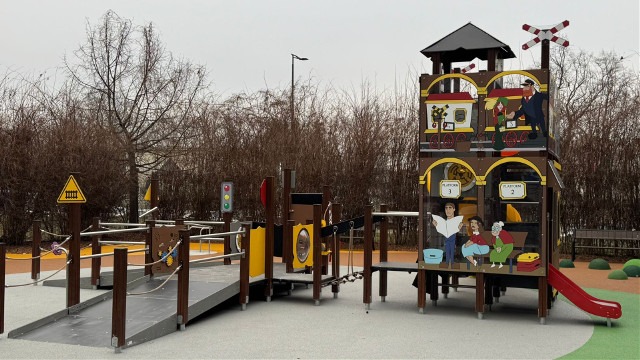 nowoczesny plac w Ogrodzie Saskim z wieżą i zjeżdżalnią