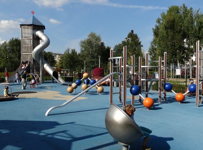 plac zabaw przy Bażantarni z nowoczesnymi urządzeniami dla dzieci